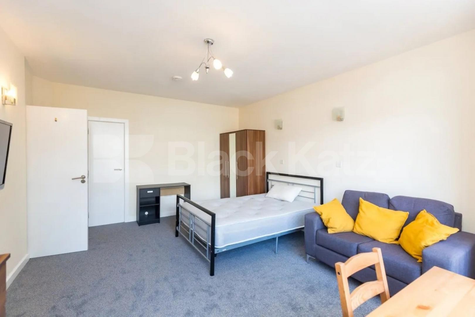 Close by to a tone of amenities and zone 2 underground station  Caledonian Road, Kings Cross